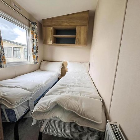 Homely 8 Berth Caravan At Dovercourt Holiday Park, Essex Ref 44201H Great Oakley (Essex) Exterior foto