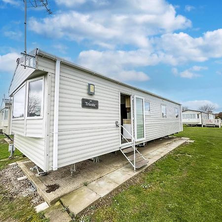 Homely 8 Berth Caravan At Dovercourt Holiday Park, Essex Ref 44201H Great Oakley (Essex) Exterior foto