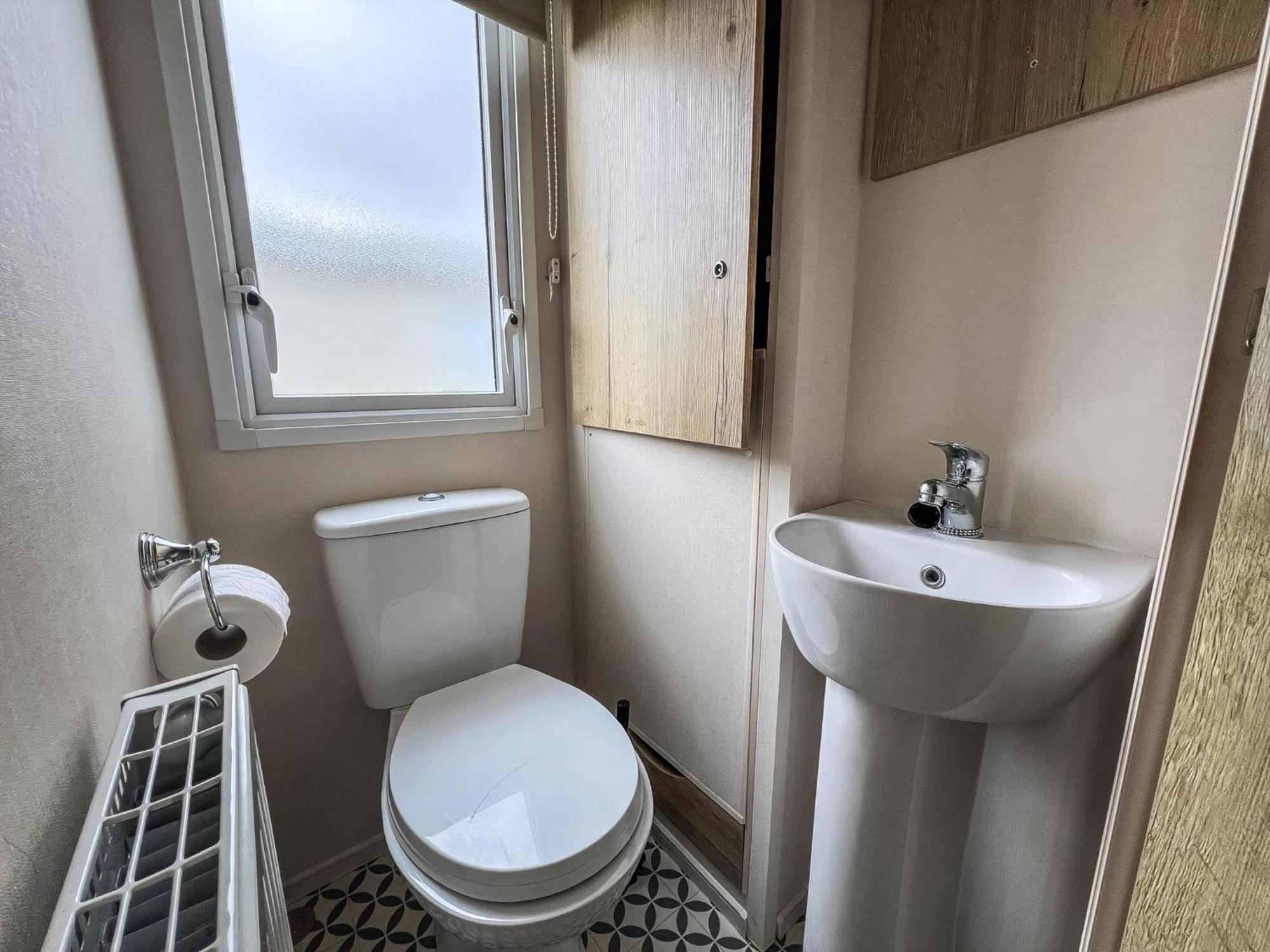 Homely 8 Berth Caravan At Dovercourt Holiday Park, Essex Ref 44201H Great Oakley (Essex) Exterior foto