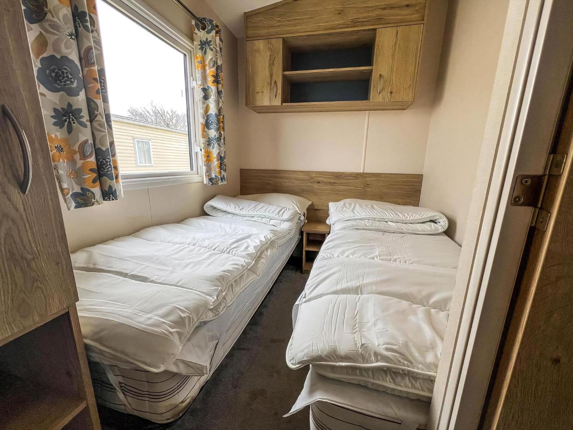 Homely 8 Berth Caravan At Dovercourt Holiday Park, Essex Ref 44201H Great Oakley (Essex) Exterior foto