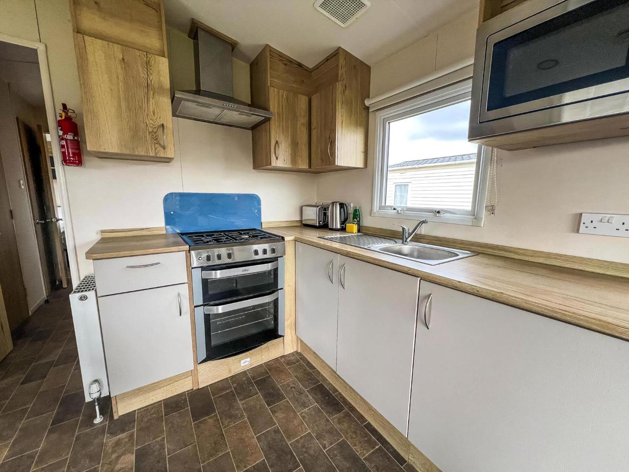 Homely 8 Berth Caravan At Dovercourt Holiday Park, Essex Ref 44201H Great Oakley (Essex) Exterior foto
